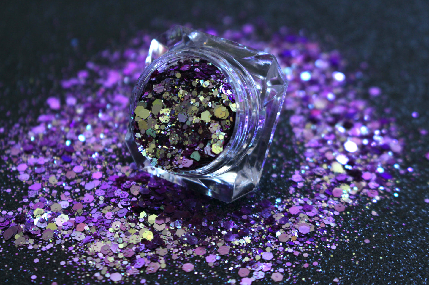 This chameleon glitter is called Daydream and is part of the super chunky glitter collection. It consists of purple glitter with a pale gold unique colour shifting sparkle. Daydream can be used for your face, body, hair and nails. Comes in 5g jars only.