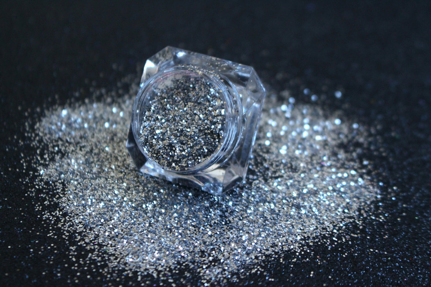 Full Moon โ Premium Silver Metallic Glitter
Part of our Simple Glitter Collection, this silver metallic glitter adds a bold flash of shine. Full Moon can be used for all your creative looks, nail art, hair, and glitter slime.
Available in 5g and 10g jars.
Note: 10g jars are round and not diamond shaped.