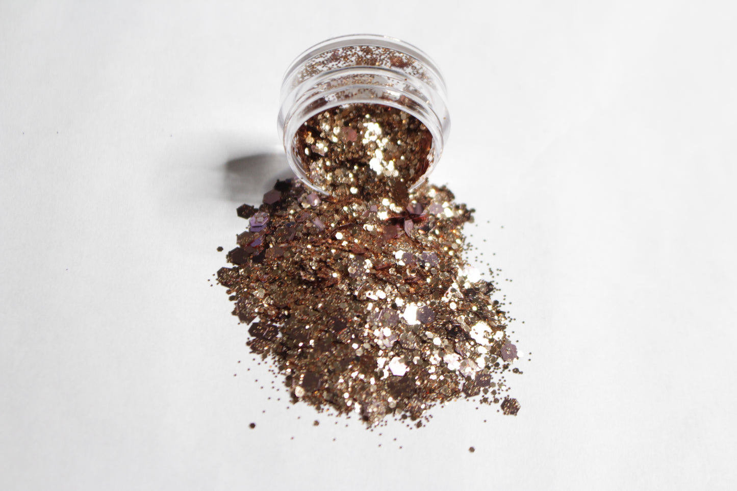 Rosé – Premium Rose Gold and Champagne Glitter Mix
A premium glitter from our Super Chunky Glitter Collection, Rosé features a luxe blend of rose gold and champagne glitter with an eye-catching sparkle. Perfect for all your creative looks, nail art, hair, and glitter slime.
Available in 5g and 10g jars.