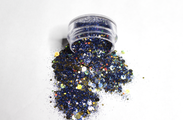 This glitter is called Barbados 🇧🇧 and is part of the super chunky glitter collection. It consists of royal blue and gold glitter with a dazzling holographic sparkle. Barbados can be used for your face, body, hair and nails. Comes in 5g jars only.