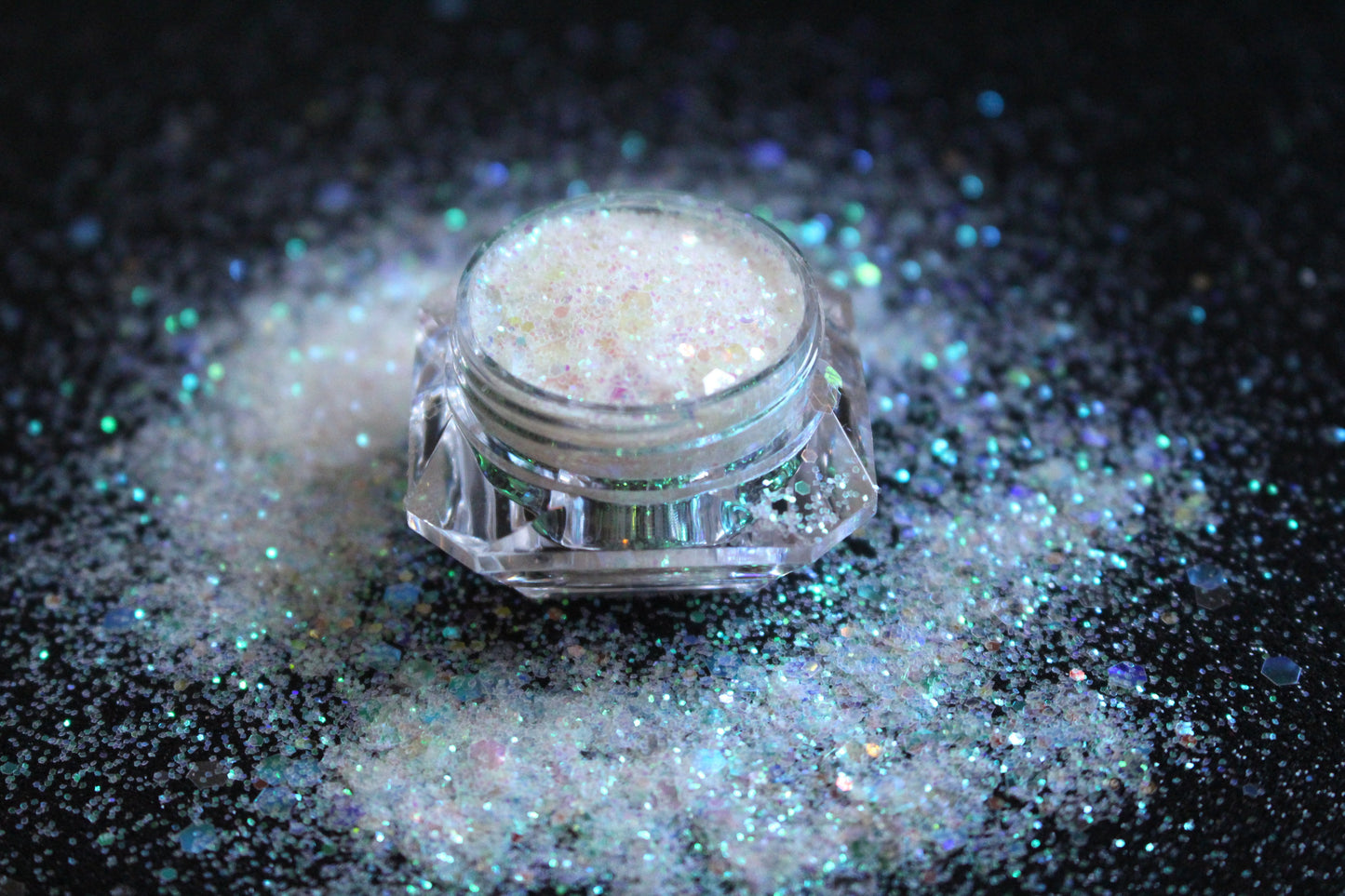 Snowflake β Premium Iridescent White Glitter Mix
A premium glitter from our Super Chunky Glitter Collection, Snowflake features iridescent white glitter that adds a magical shimmer. Perfect for all your creative looks, nail art, hair, and glitter slime.