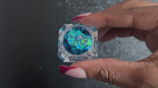 Aquadisiac – Premium Holographic Dark Aqua Glitter Mix
A premium glitter from our Super Chunky Glitter Collection, Aquadisiac features holographic dark aqua glitter. Perfect for all your creative looks, nail art, hair, and glitter slime.
Available in 5g jars only.