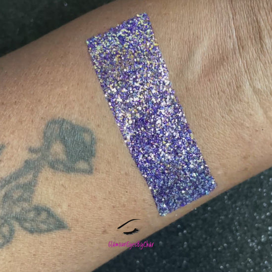 This premium glitter is part of the simple glitter collection. It consists of purple glitter with a golden dazzling sparkle. Spiked Amethyst can be used for your face, hair, body, nail art and glitter slime. Available in 5g jars only.