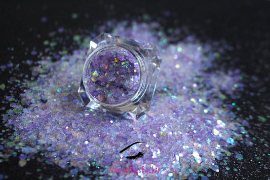 This premium glitter is part of the Super Chunky Glitter Collection. It consists of iridescent lilac glitter. Sweet Dreams can be used for your face, hair, body, nail art and glitter slime. Available in 5g jars only.