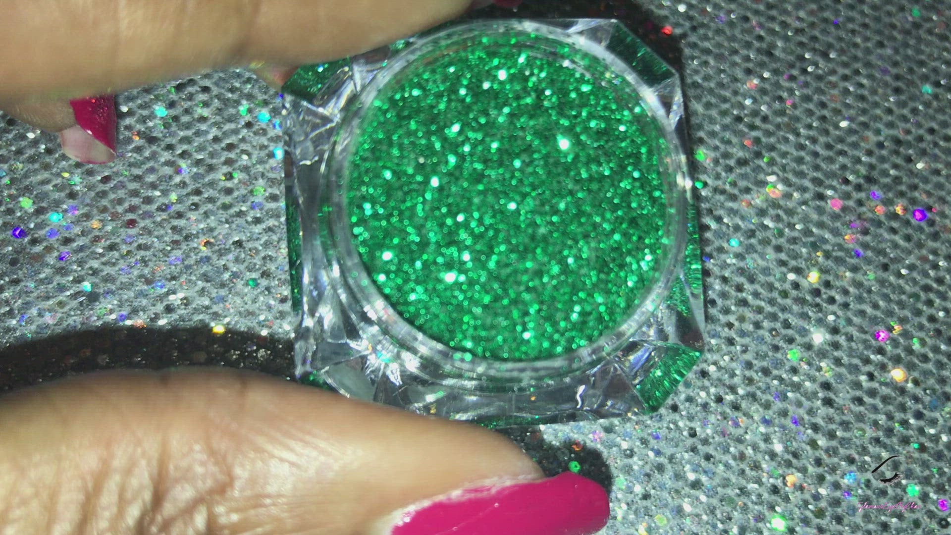 Emerald City – Premium Emerald Green Glitter
Part of our Simple Glitter Collection, this bold emerald green glitter shines with a rich, jewel-toned sparkle. Emerald City can be used for all your creative looks, nail art, hair, and glitter slime.
Available in 5g jars only.