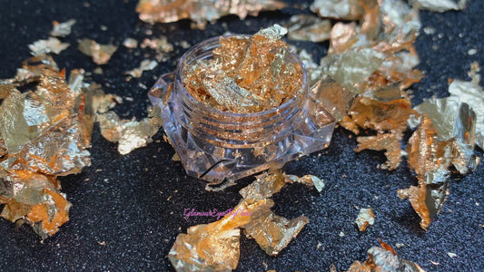 Gold Flakes – Metallic Imitation Gold/strong
Part of our Glamour Goodies Collection, these soft, shimmering metallic imitation gold flakes are perfect for nail art and any creative project. Gold Flakes add a luxe touch wherever you need a little extra glam.
Available in 5g and 10g jars.
Note: 10g jars are round and not diamond shaped.