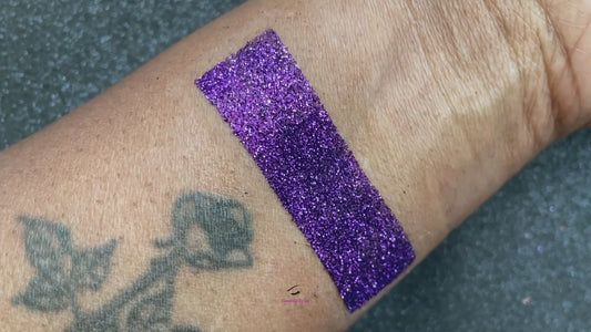 Purple Crush โ Premium Royal Purple Metallic Glitter
Part of our Simple Glitter Collection, this bold royal purple metallic glitter adds rich colour and shine to any look. Purple Crush can be used for all your creative looks, nail art, hair, and glitter slime.
Available in 5g jars only.
