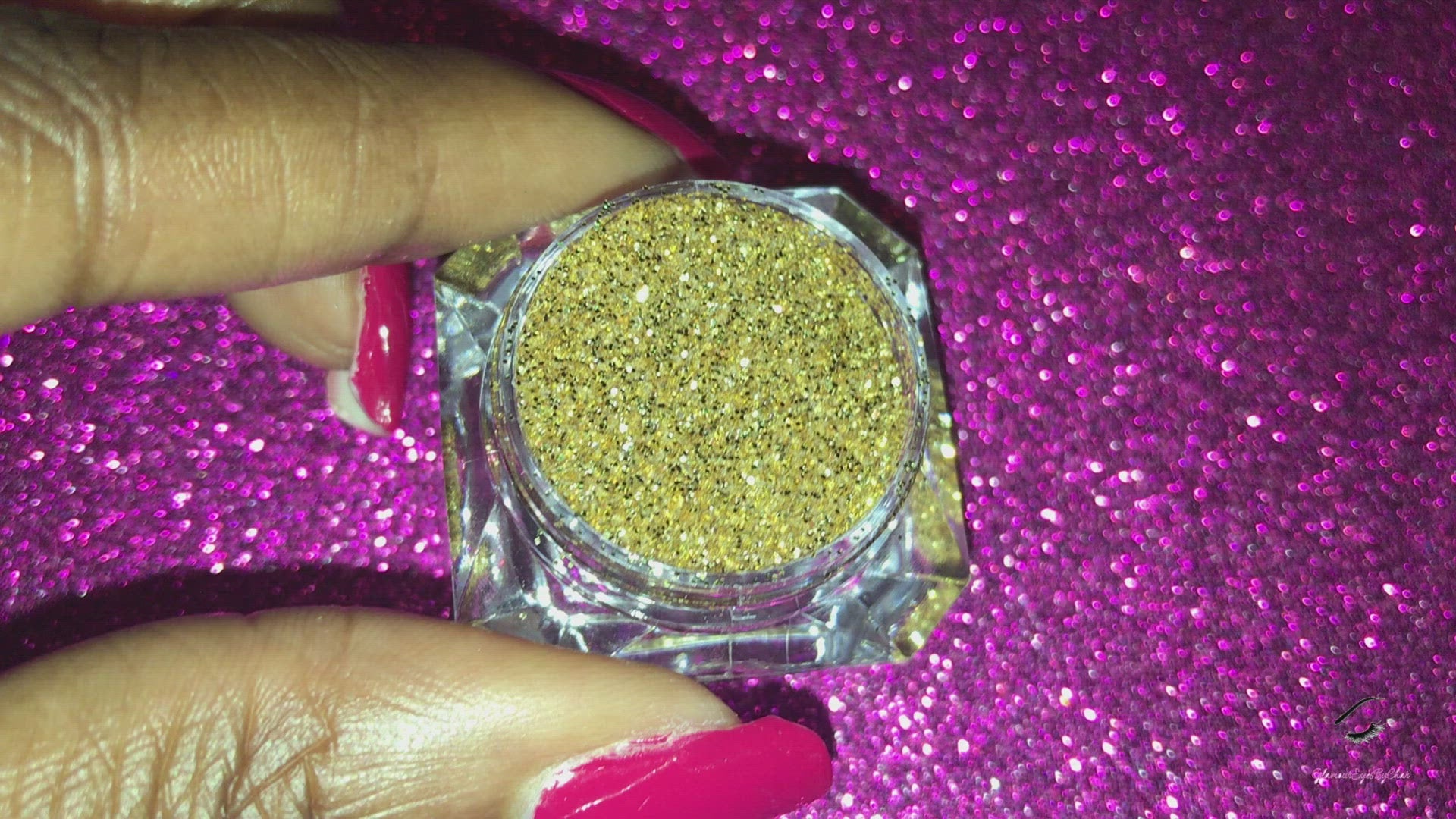 Glass of Wine – Premium Gold Metallic Glitter
Part of our Simple Glitter Collection, this rich gold metallic glitter delivers luxe shine and bold sparkle. Glass of Wine can be used for all your creative looks, nail art, hair, and glitter slime.
Available in 5g jars only.