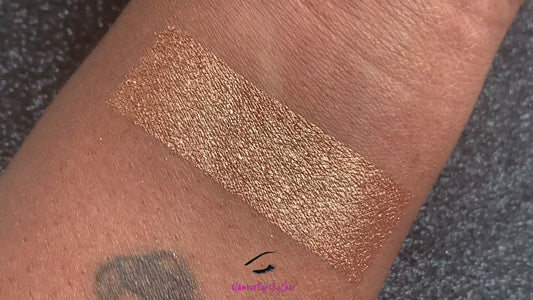 Egyptian Sand Glamlighter – Handmade Pressed Powder
Part of our Glamour Goodies Collection, Egyptian Sand is a cool brown bronze shade warmed with golden and red undertones. Perfect for bold highlighter wearers, a little of this shade goes a long way.
Our handmade pressed glamlighter is silky smooth, highly pigmented, and easy to blend. The buttery formula glides onto the skin, building seamlessly for a luminous glow without ever looking glittery.
Net Wt. 6g, 0.21oz