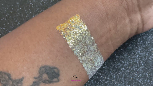 Snow Globe โ Premium Blue-Purple and Gold Glitter
Part of our Simple Glitter Collection, this premium glitter consists of dreamy blue-to-purple glitter with golden tones. Snow Globe can be used for all your creative looks, nail art, hair, and glitter slime.
Available in 5g jars only.