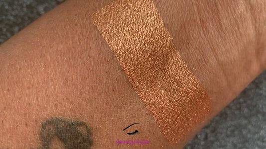 Cleopatra Glamlighter – Handmade Pressed Powder
Part of our Glamour Goodies Collection, Cleopatra is a rich copper-gold shade that can be worn as a highlighter or an eyeshadow. Perfect for those who prefer a subtle, sun-kissed glow, Cleopatra glides onto the skin for a luminous finish.
Our handmade pressed glamlighter is vegan, silky smooth, and highly pigmented. The buttery formula builds and blends seamlessly, delivering a radiant glow without ever looking glittery.
Net Wt. 6g, 0.21oz
 
**Plea