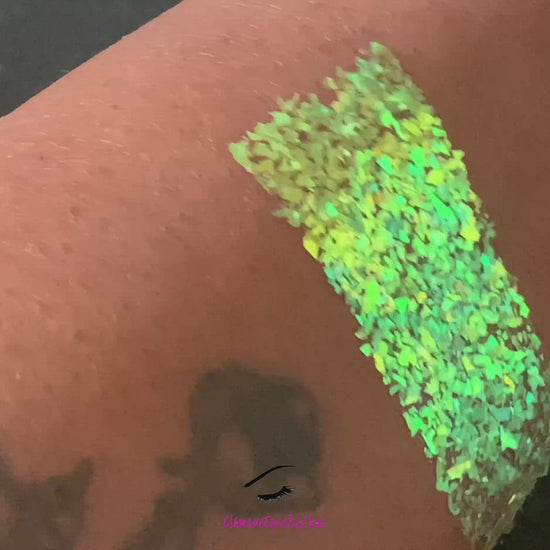 This glitter is called Greentini and is part of the cellophane glitter flakes collection. It consists of bright green iridescent glitter with golden reflects. Greentini is perfect for body and nail art, glitter slime, resin art or DIY projects. Comes in 5g jars only.