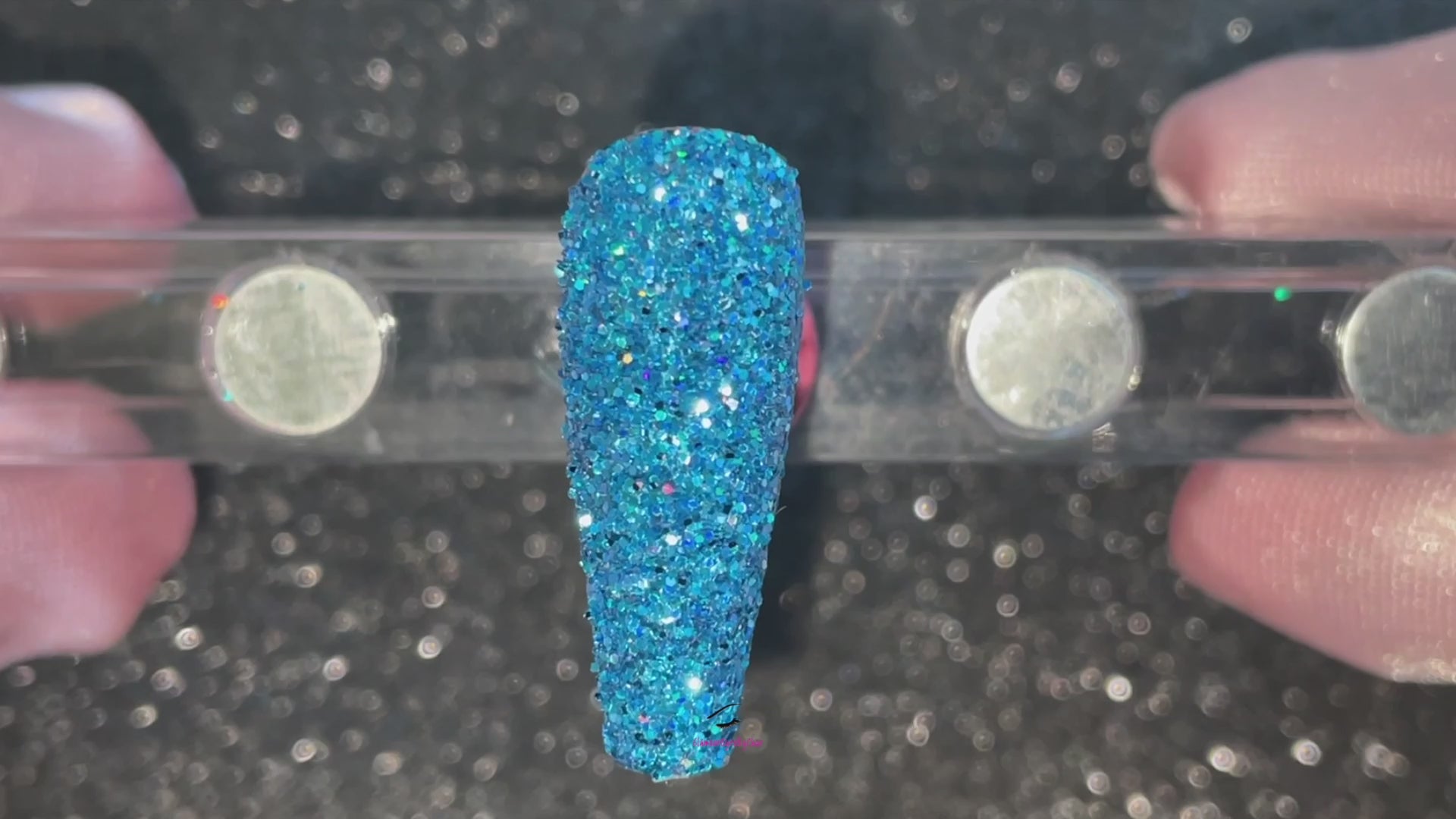 Poolside – Premium Holographic Caribbean Sea Blue Glitter
Part of our Simple Glitter Collection, this glitter shines with holographic Caribbean sea blue sparkle. Poolside is perfect for all your creative looks, nail art, hair, and glitter slime.
Available in 5g jars only.