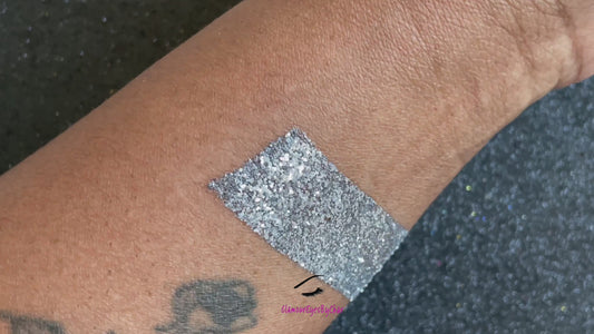 Full Moon β Premium Silver Metallic Glitter
Part of our Simple Glitter Collection, this silver metallic glitter adds a bold flash of shine. Full Moon can be used for all your creative looks, nail art, hair, and glitter slime.
Available in 5g and 10g jars.
Note: 10g jars are round and not diamond shaped.