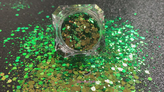 Millionaire โ Chameleon Premium Green Glitter Mix with Gold Colour Shifting Sparkle
This chameleon premium glitter is part of the Super Chunky Glitter Collection. It features vibrant green glitter that shifts to a rich gold sparkle, adding a luxe touch to any look. Millionaire can be used for all your creative looks, nail art, hair, and glitter slime.
Available in 5g jars only.