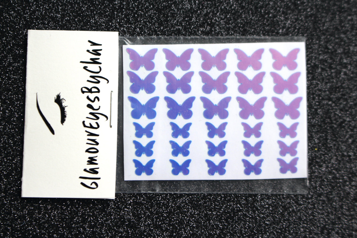 No need to go to the nail salon. Spice up your nails at home with these cute butterfly nail decals. They can be used on natural or acrylic nails. You can also apply them on top of regular or gel/shellac nail polish. These handmade decals can also be used for body art or any DIY project. Each pack contains 30 decals and is available in 5 different colours. The pack also includes 2 different sizes so that you can mix and match. Tip: Apply some of our glitter on your nails to really GLAMOUREYES your look.