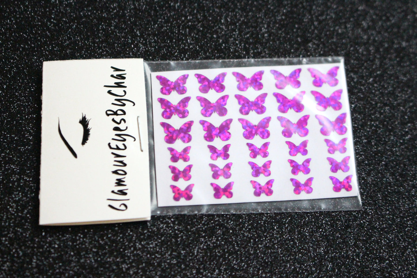 No need to go to the nail salon. Spice up your nails at home with these cute butterfly nail decals. They can be used on natural or acrylic nails. You can also apply them on top of regular or gel/shellac nail polish. These handmade decals can also be used for body art or any DIY project. Each pack contains 30 decals and is available in 5 different colours. The pack also includes 2 different sizes so that you can mix and match. Tip: Apply some of our glitter on your nails to really GLAMOUREYES your look.