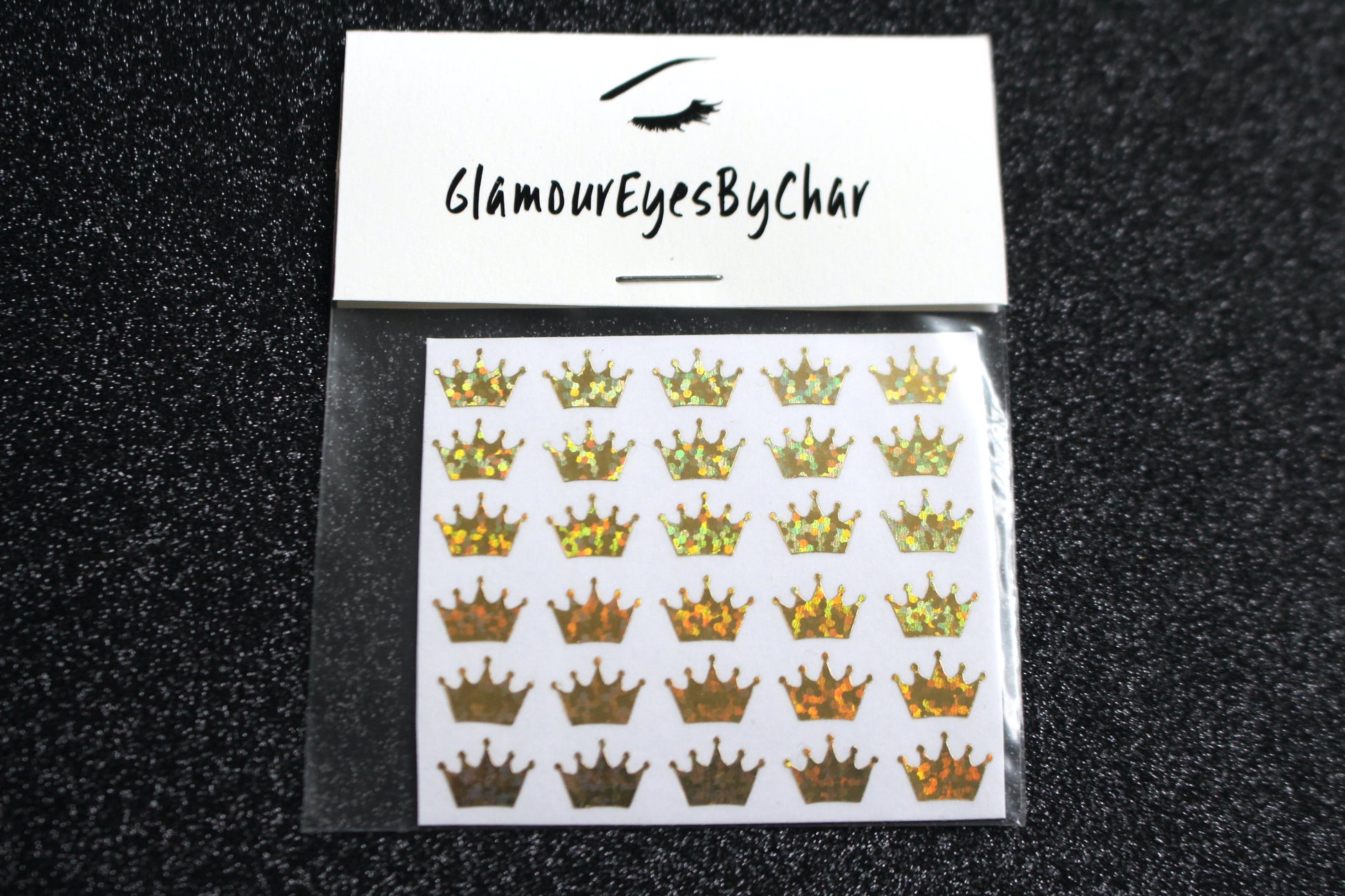 No need to go to the nail salon. Spice up your nails at home with these cute crown nail decals. They can be used on natural or acrylic nails. You can also apply them on top of regular or gel/shellac nail polish. These handmade decals can also be used for body art or any DIY project. Each pack contains 30 decals and is available in 6 different colours.  Tip: Apply some of our glitter on your nails to really GLAMOUREYES your look.