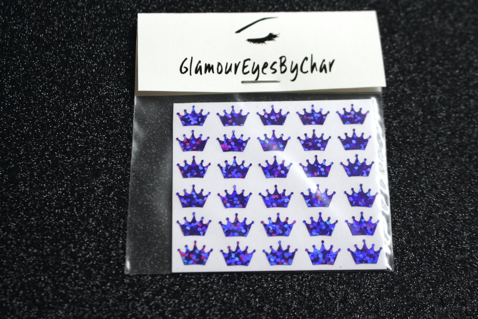 No need to go to the nail salon. Spice up your nails at home with these cute crown nail decals. They can be used on natural or acrylic nails. You can also apply them on top of regular or gel/shellac nail polish. These handmade decals can also be used for body art or any DIY project. Each pack contains 30 decals and is available in 6 different colours.  Tip: Apply some of our glitter on your nails to really GLAMOUREYES your look.
