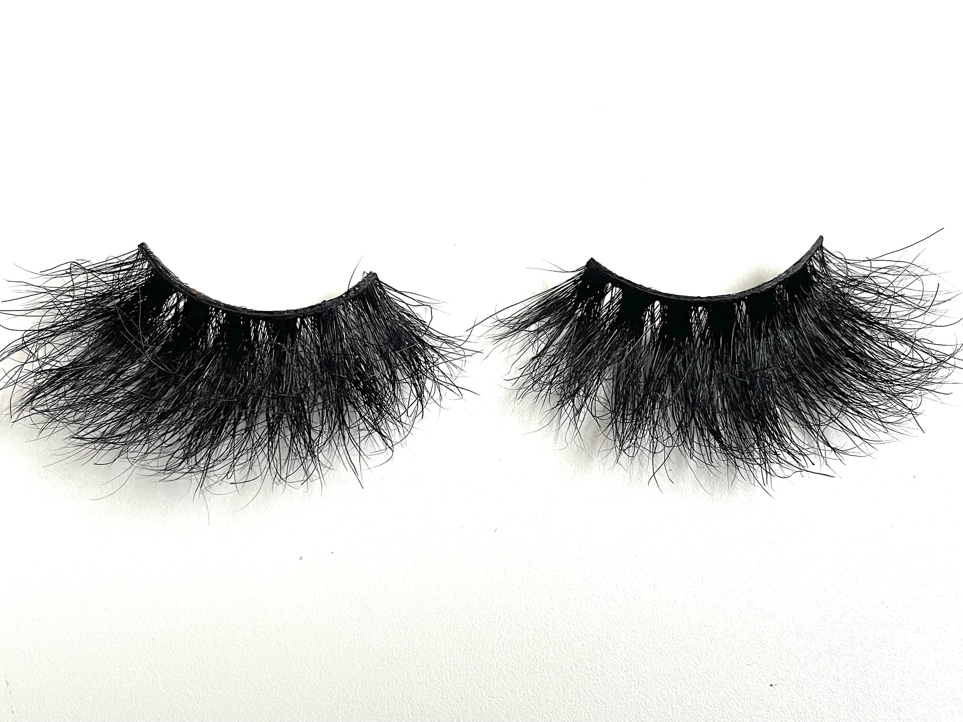 Diva – 5D Premium Mink Lashes (25mm)/strong>
These 5D premium mink lashes are 25mm in length—full, fluffy, lightweight, and comfortable to wear. The flexible cotton lash band makes application a breeze.
Diva lashes are designed for bold, dramatic eye looks that demand attention 👀. They’re not for timid lash wearers—these show-stopping lashes will make your eyes pop. Each reusable pair can be worn up to 25 times with proper care.