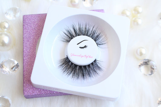 These 3D luxurious mink lashes are called Jakki and are 15-18mm in length. They are light and fluffy, and very comfortable to wear on the lids. The thin lashband, makes the application process a breeze. Jakki are suitable for everyday wear and can be worn up to 25 times if handled with care.