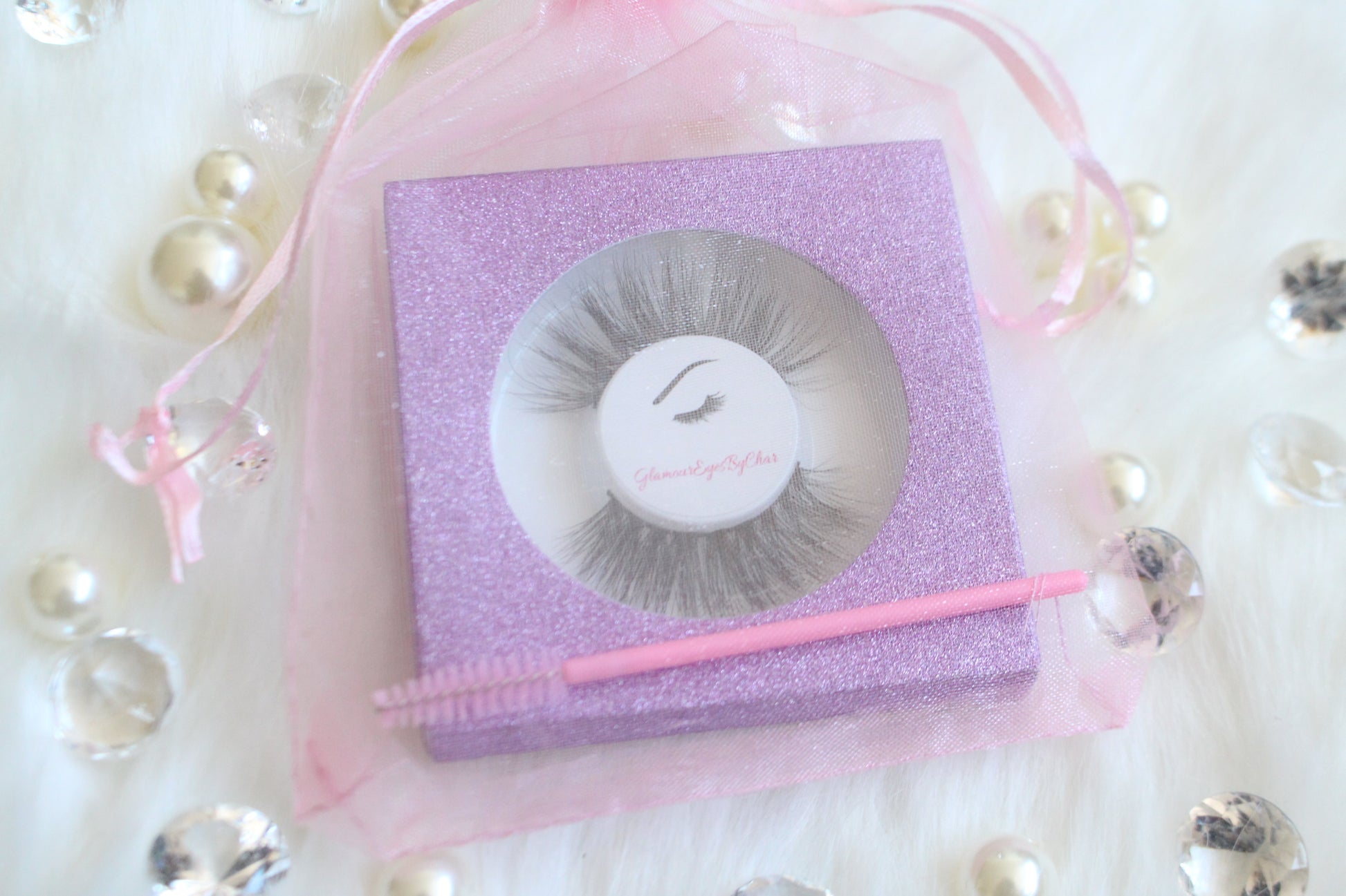 These 3D luxurious mink lashes are called Jakki and are 15-18mm in length. They are light and fluffy, and very comfortable to wear on the lids. The thin lashband, makes the application process a breeze. Jakki are suitable for everyday wear and can be worn up to 25 times if handled with care.