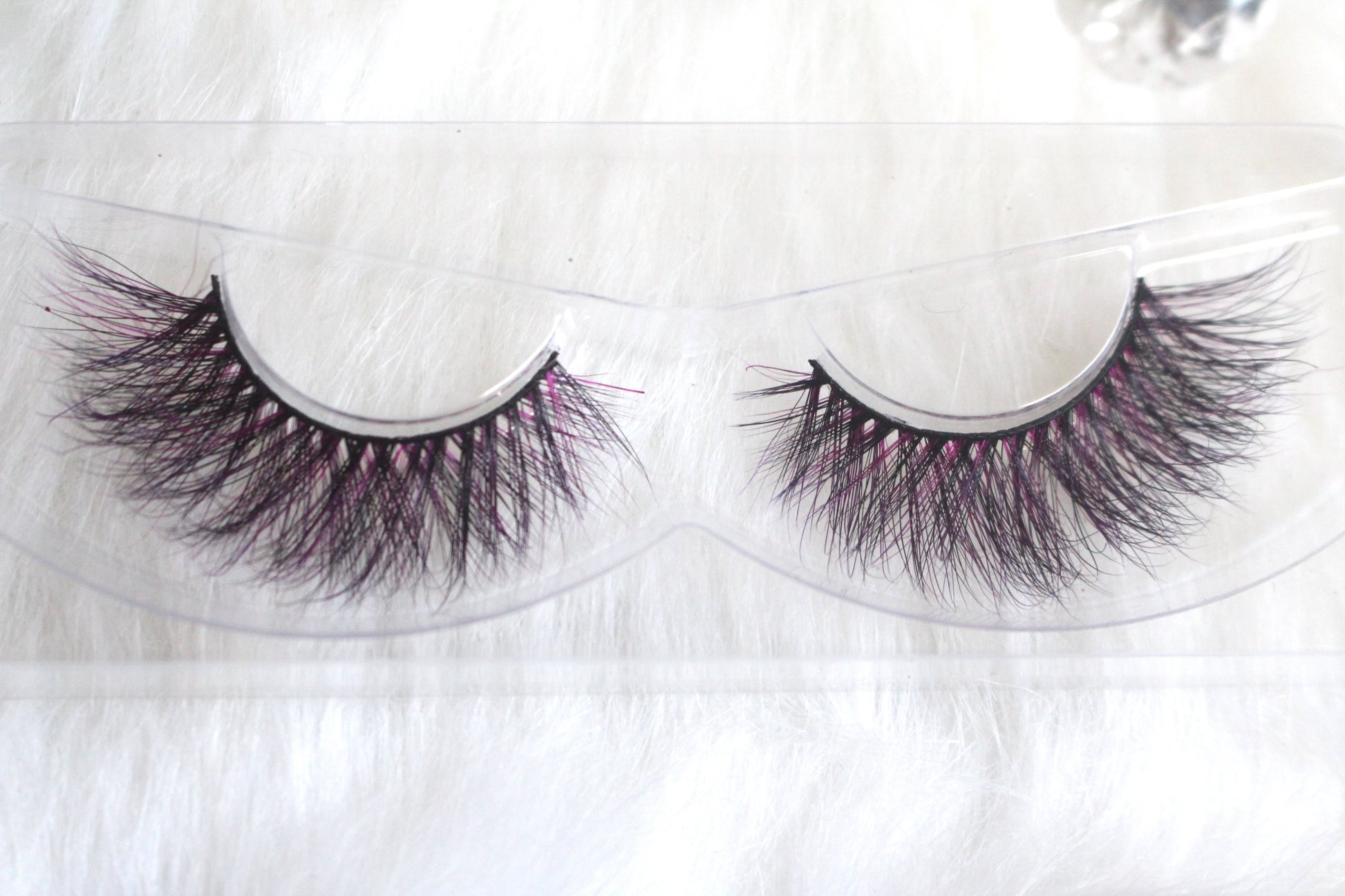 These 9D luxurious mink lashes are called Lovely and are 17-20mm in length. They add a subtle pop of colour to your eyes and are comfortable to wear on the lids. The thin lashband, makes the application process a breeze.  Lovely are suitable for playful eye looks and can be worn up to 25 times if handled with care.