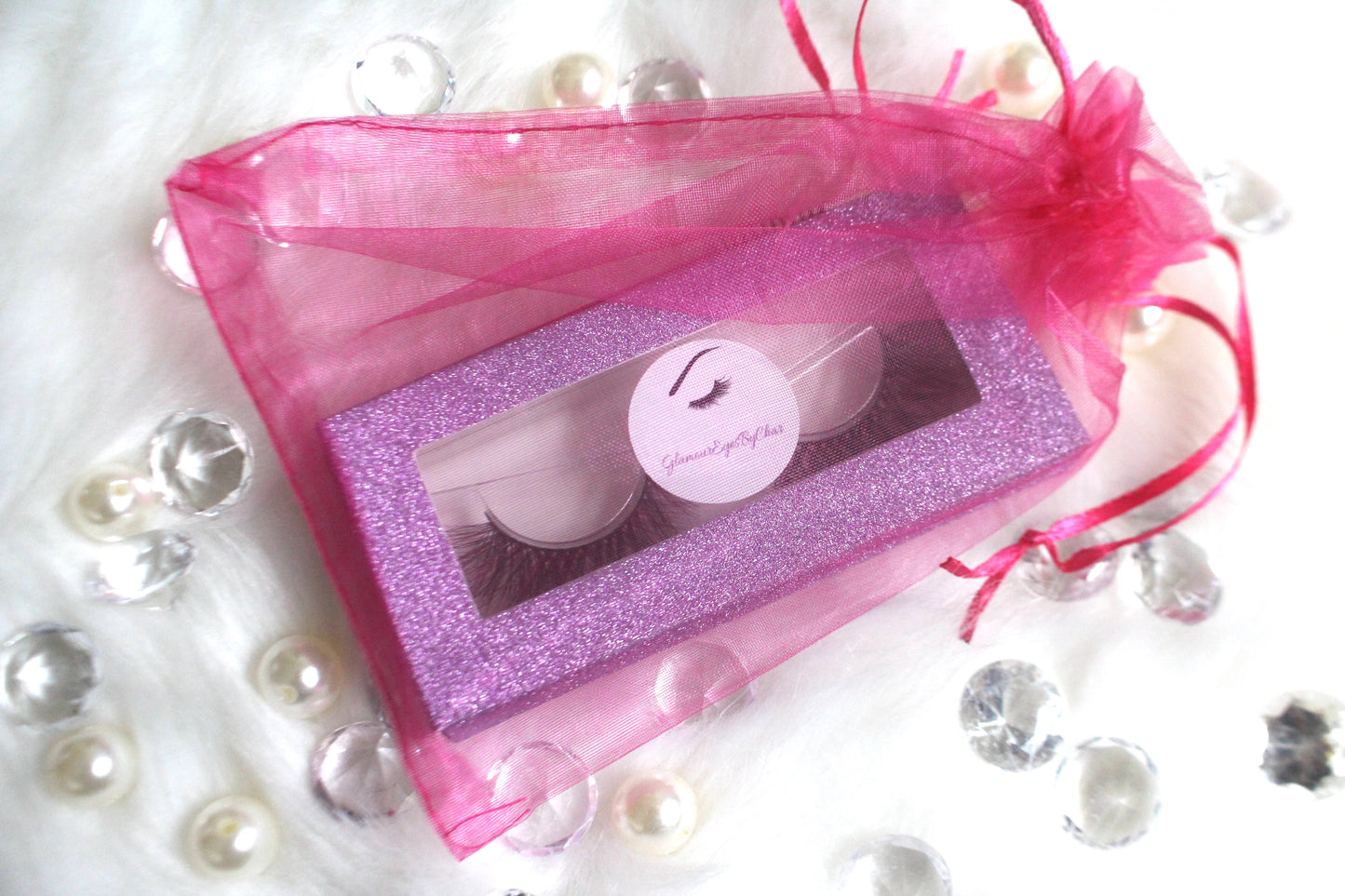 These 9D luxurious mink lashes are called Lovely and are 17-20mm in length. They add a subtle pop of colour to your eyes and are comfortable to wear on the lids. The thin lashband, makes the application process a breeze.  Lovely are suitable for playful eye looks and can be worn up to 25 times if handled with care.