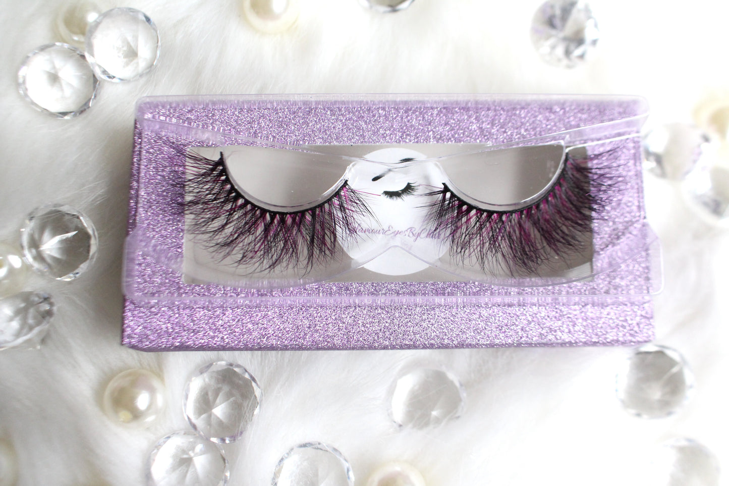 These 9D luxurious mink lashes are called Lovely and are 17-20mm in length. They add a subtle pop of colour to your eyes and are comfortable to wear on the lids. The thin lashband, makes the application process a breeze.  Lovely are suitable for playful eye looks and can be worn up to 25 times if handled with care.