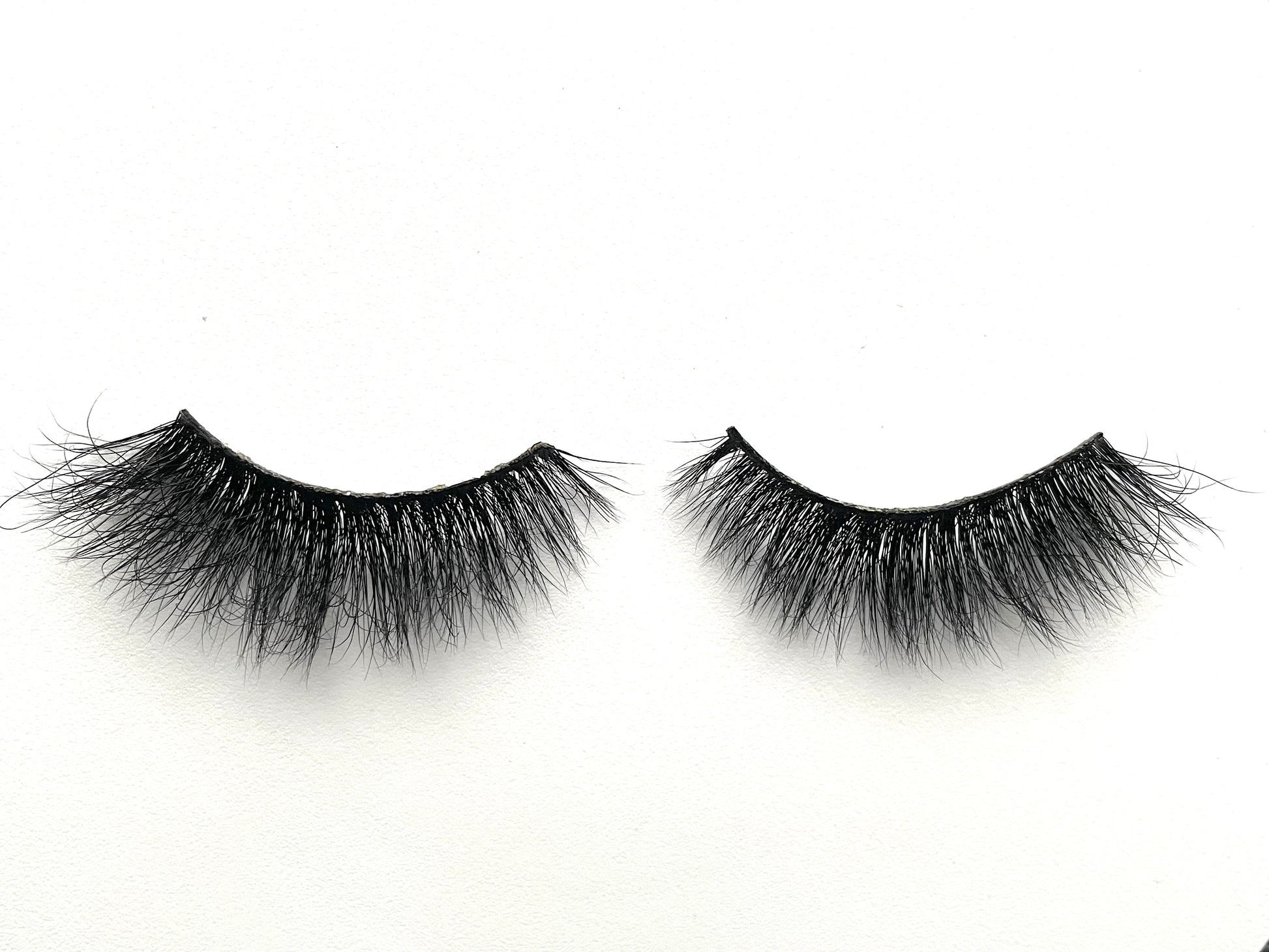 Jakki 2.0 – 3D Premium Mink Lashes (18–20mm)
These 3D premium mink lashes are 18–20mm in length—soft, lightweight, and very comfortable to wear. The flexible cotton lash band makes application a breeze.
Jakki 2.0 lashes are perfect for everyday wear, with a soft, natural look that flatters any eye shape. Beginner-friendly and easy to apply, they’re a great choice for those new to lashes. Each reusable pair can be worn up to 25 times with proper care.