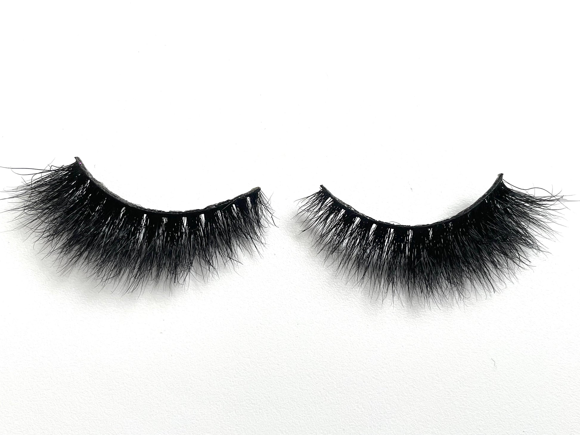 Posh – 3D Premium Mink Lashes (18–20mm)
These 3D premium mink lashes are 18–20mm in length—soft, lightweight, and comfortable to wear. With extra length and volume at the outer corners, they create a flattering winged-out effect. The flexible cotton lash band makes application a breeze.
Posh lashes are perfect for everyday wear and are especially great for beginners looking for a soft, natural glam. Each reusable pair can be worn up to 25 times with proper care.