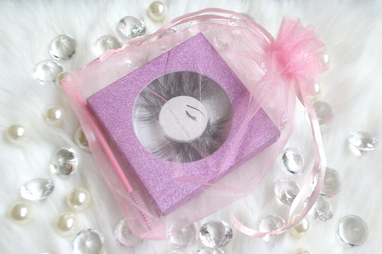 These 5D luxurious mink lashes are called Wispy and are 25mm in length. They are very dramatic, wispy, have a criss cross style, lightweight, and comfortable to wear on the lids. The thin lashband, makes the application process a breeze. Wispy are suitable for dramatic eye looks and can be worn up to 25 times if handled with care.