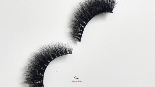 Posh – 3D Premium Mink Lashes (18–20mm)
These 3D premium mink lashes are 18–20mm in length—soft, lightweight, and comfortable to wear. With extra length and volume at the outer corners, they create a flattering winged-out effect. The flexible cotton lash band makes application a breeze.
Posh lashes are perfect for everyday wear and are especially great for beginners looking for a soft, natural glam. Each reusable pair can be worn up to 25 times with proper care.