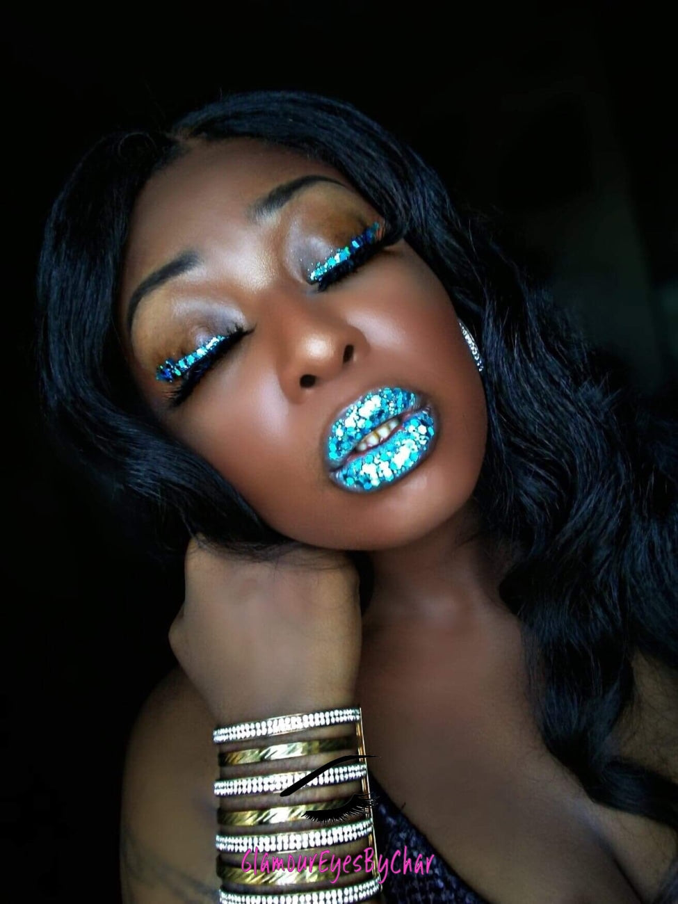 This glitter is called Aquadisiac and is part of the super chunky glitter collection. It consists of caribbean sea blue glitter with a holographic sparkle. Aquadisiac can be used for your face, body, hair and nails. Comes in 5g jars only.