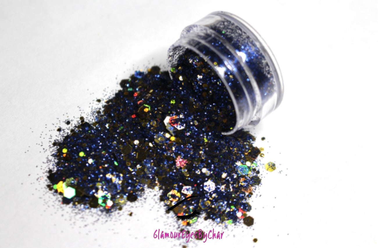 This glitter is called Barbados 🇧🇧 and is part of the super chunky glitter collection. It consists of royal blue and gold glitter with a dazzling holographic sparkle. Barbados can be used for your face, body, hair and nails. Comes in 5g jars only.