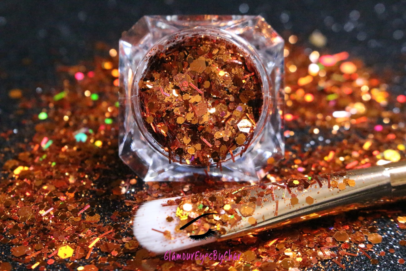 This glitter is called Bronzilla and is part of the super chunky glitter collection. It consists of copper glitter with a dazzling holographic sparkle. Bronzilla can be used for your face, body, hair and nails.