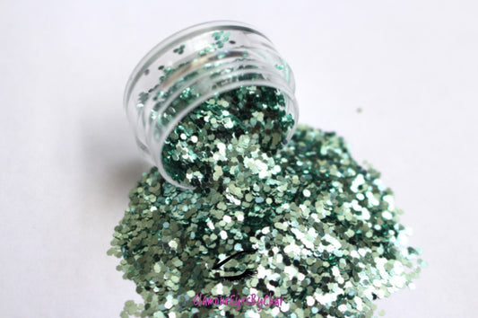 This glitter is called Caicos and is part of the simple glitter collection. It consists of a light teal glitter with a beautiful sparkle. Flake size is larger than fine and extra fine glitter. Caicos can be used for your face, body, hair and nails. Comes in 5g jars only. **Glitter will be discontinued once sold out**