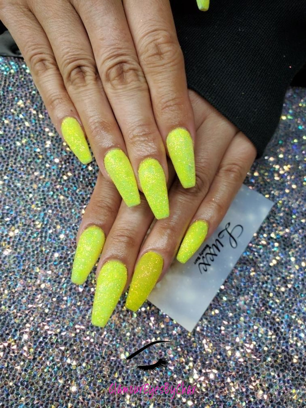 Caution – Premium Iridescent Neon Yellow Glitter
Part of our Simple Glitter Collection, this vibrant iridescent neon yellow glitter reflects a lively mix of orange, gold, and green sparkles. Caution can be used for all your creative looks, nail art, hair, and glitter slime.
Available in 5g jars only.