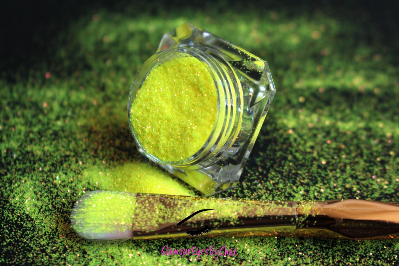 Caution – Premium Iridescent Neon Yellow Glitter
Part of our Simple Glitter Collection, this vibrant iridescent neon yellow glitter reflects a lively mix of orange, gold, and green sparkles. Caution can be used for all your creative looks, nail art, hair, and glitter slime.
Available in 5g jars only.