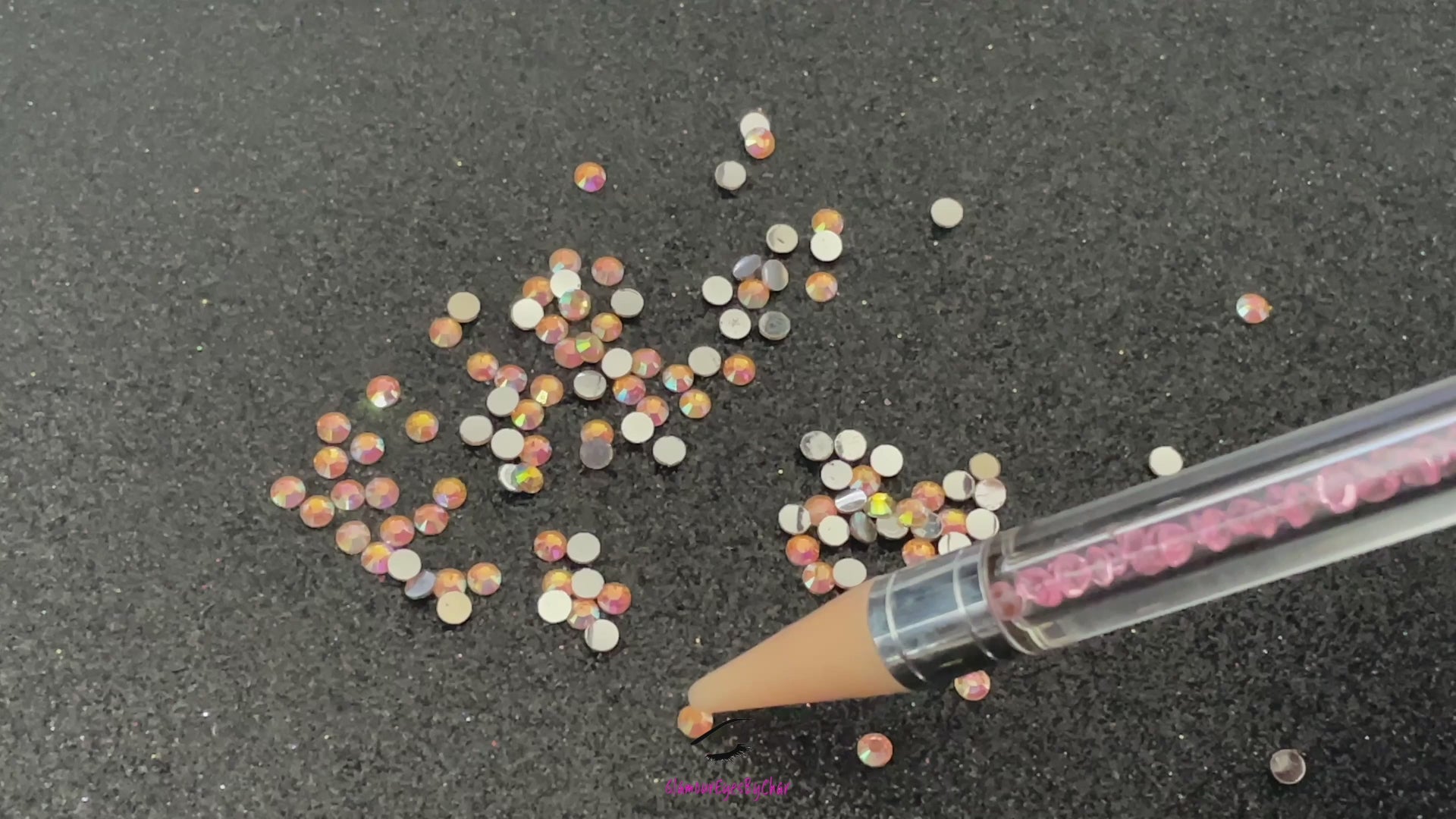 Crystal Rhinestone Picker – Dual-Ended Tool for Nail Art & DIY
Part of our Glamour Goodies Collection, this crystal dual-ended rhinestone picker is a must-have tool for effortlessly applying rhinestones and beads to nail art or creative DIY projects.
The detachable wax tip helps you easily pick up and place gems, while the stainless steel tip provides precision for more detailed work. Whether you’re working on intricate nail art or creative DIY projects, this tool makes the application process smo