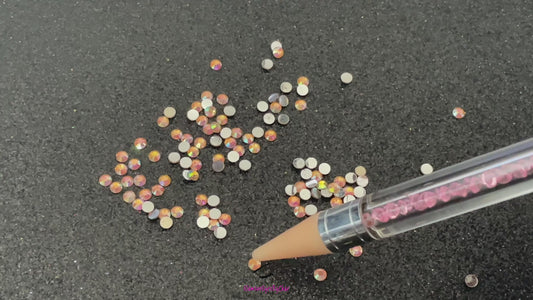 Crystal Rhinestone Picker – Dual-Ended Tool for Nail Art & DIY
Part of our Glamour Goodies Collection, this crystal dual-ended rhinestone picker is a must-have tool for effortlessly applying rhinestones and beads to nail art or creative DIY projects.
The detachable wax tip helps you easily pick up and place gems, while the stainless steel tip provides precision for more detailed work. Whether you’re working on intricate nail art or creative DIY projects, this tool makes the application process smo