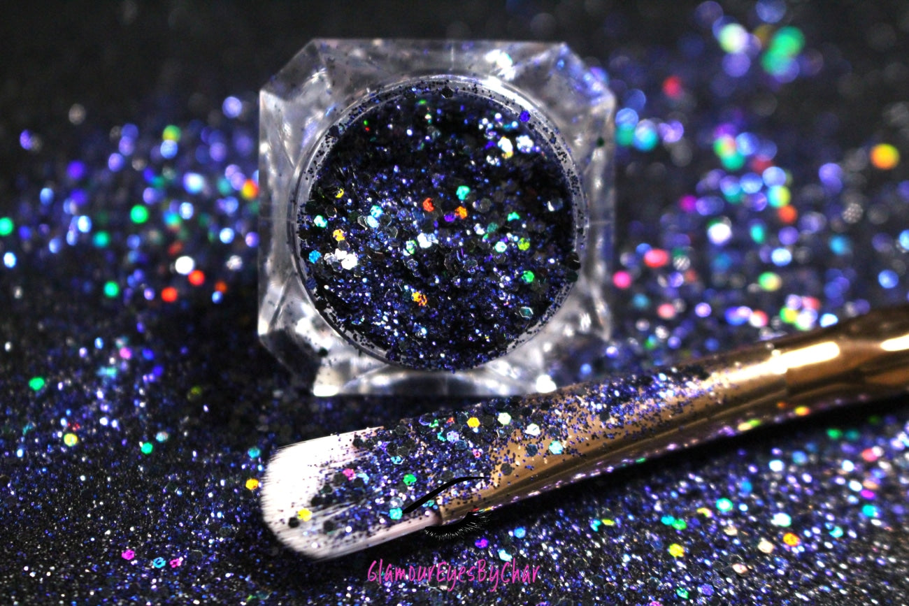 This glitter is called Cosmic Drip and is part of the chunky glitter collection. It consists of navy blue glitter with a holographic sparkle. It’s perfect to create a sexy smokey eye look. Cosmic Drip can be used for your face, body, hair and nails.