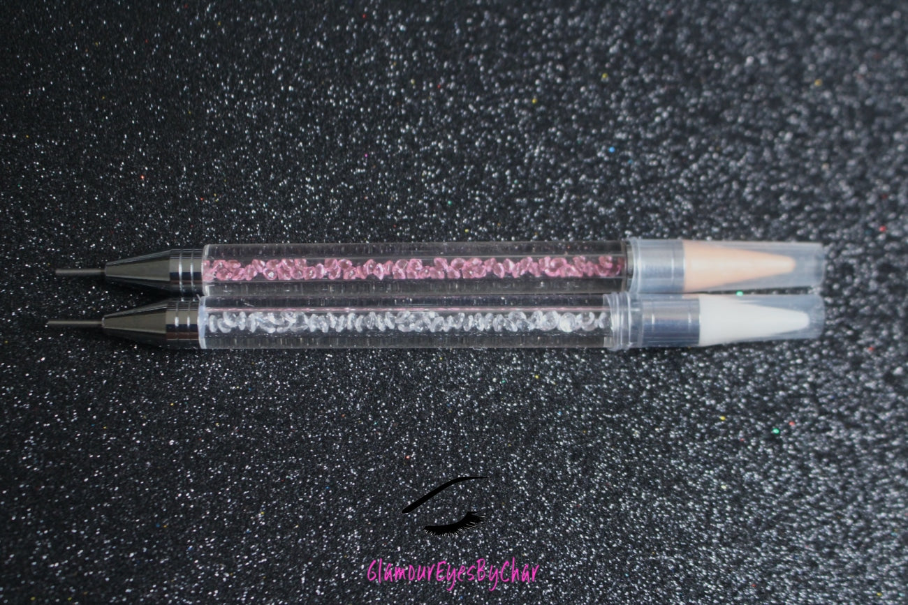 Crystal Rhinestone Picker – Dual-Ended Tool for Nail Art & DIY
Part of our Glamour Goodies Collection, this crystal dual-ended rhinestone picker is a must-have tool for effortlessly applying rhinestones and beads to nail art or creative DIY projects.
The detachable wax tip helps you easily pick up and place gems, while the stainless steel tip provides precision for more detailed work. Whether you’re working on intricate nail art or creative DIY projects, this tool makes the application process smo