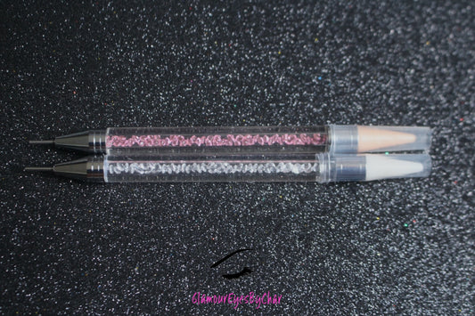 Crystal Rhinestone Picker – Dual-Ended Tool for Nail Art & DIY
Part of our Glamour Goodies Collection, this crystal dual-ended rhinestone picker is a must-have tool for effortlessly applying rhinestones and beads to nail art or creative DIY projects.
The detachable wax tip helps you easily pick up and place gems, while the stainless steel tip provides precision for more detailed work. Whether you’re working on intricate nail art or creative DIY projects, this tool makes the application process smo