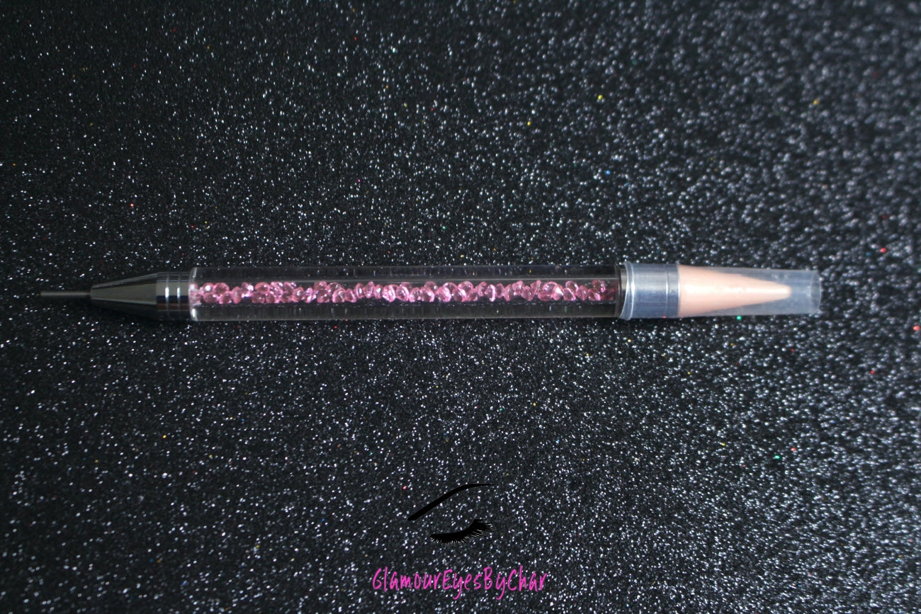 Crystal Rhinestone Picker – Dual-Ended Tool for Nail Art & DIY
Part of our Glamour Goodies Collection, this crystal dual-ended rhinestone picker is a must-have tool for effortlessly applying rhinestones and beads to nail art or creative DIY projects.
The detachable wax tip helps you easily pick up and place gems, while the stainless steel tip provides precision for more detailed work. Whether you’re working on intricate nail art or creative DIY projects, this tool makes the application process smo