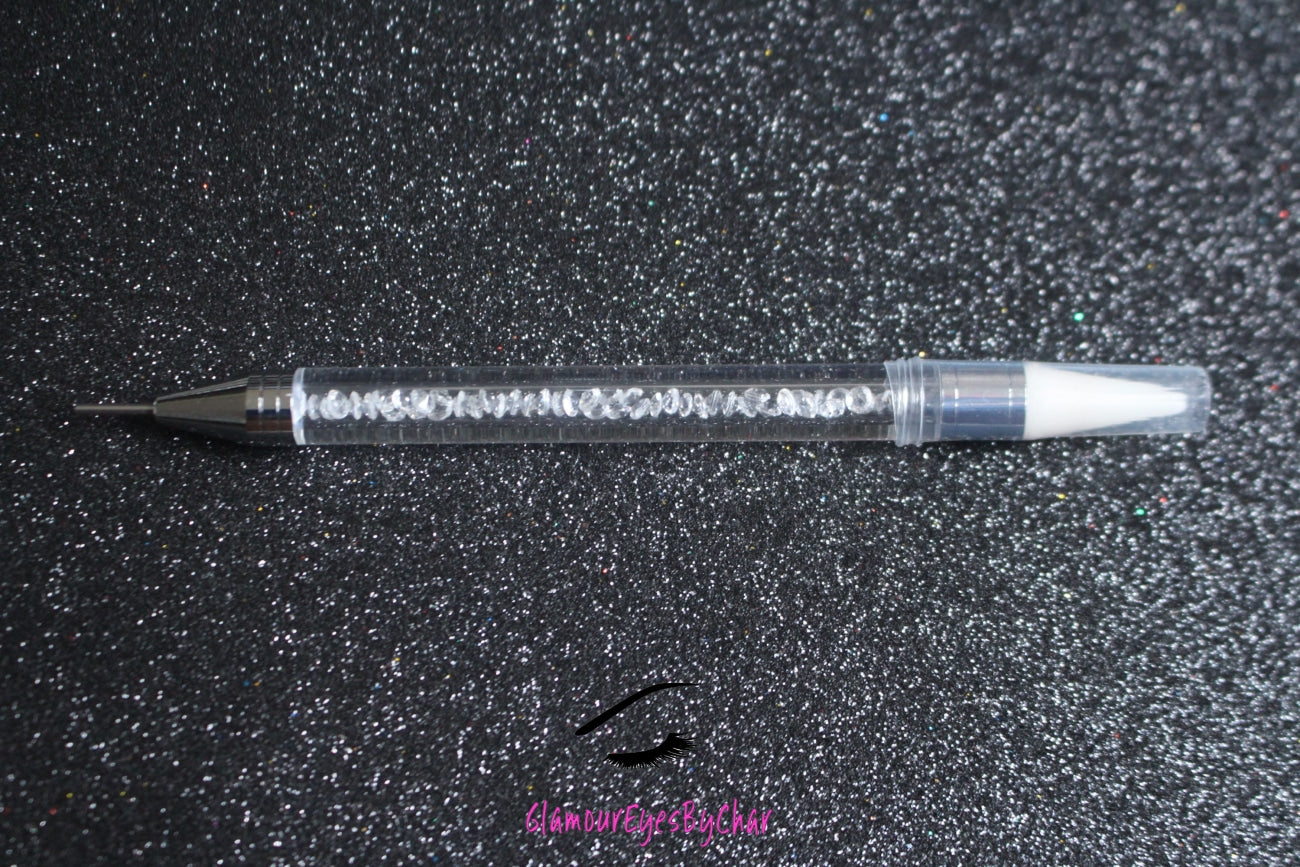 Crystal Rhinestone Picker – Dual-Ended Tool for Nail Art & DIY
Part of our Glamour Goodies Collection, this crystal dual-ended rhinestone picker is a must-have tool for effortlessly applying rhinestones and beads to nail art or creative DIY projects.
The detachable wax tip helps you easily pick up and place gems, while the stainless steel tip provides precision for more detailed work. Whether you’re working on intricate nail art or creative DIY projects, this tool makes the application process smo