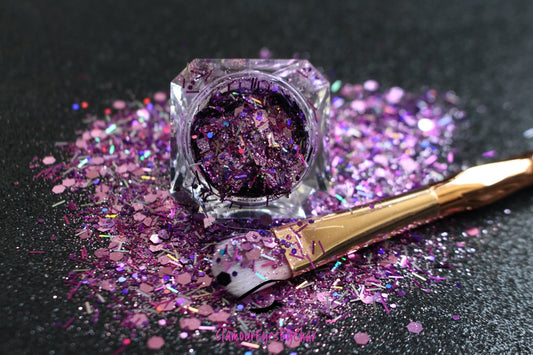 This glitter is called Cupcake and is part of the super chunky glitter collection.  It consists of lilac glitter with a silver holographic sparkle. Cupcake can be used for your face, body, hair and nails.  Comes in 5g jars only. 