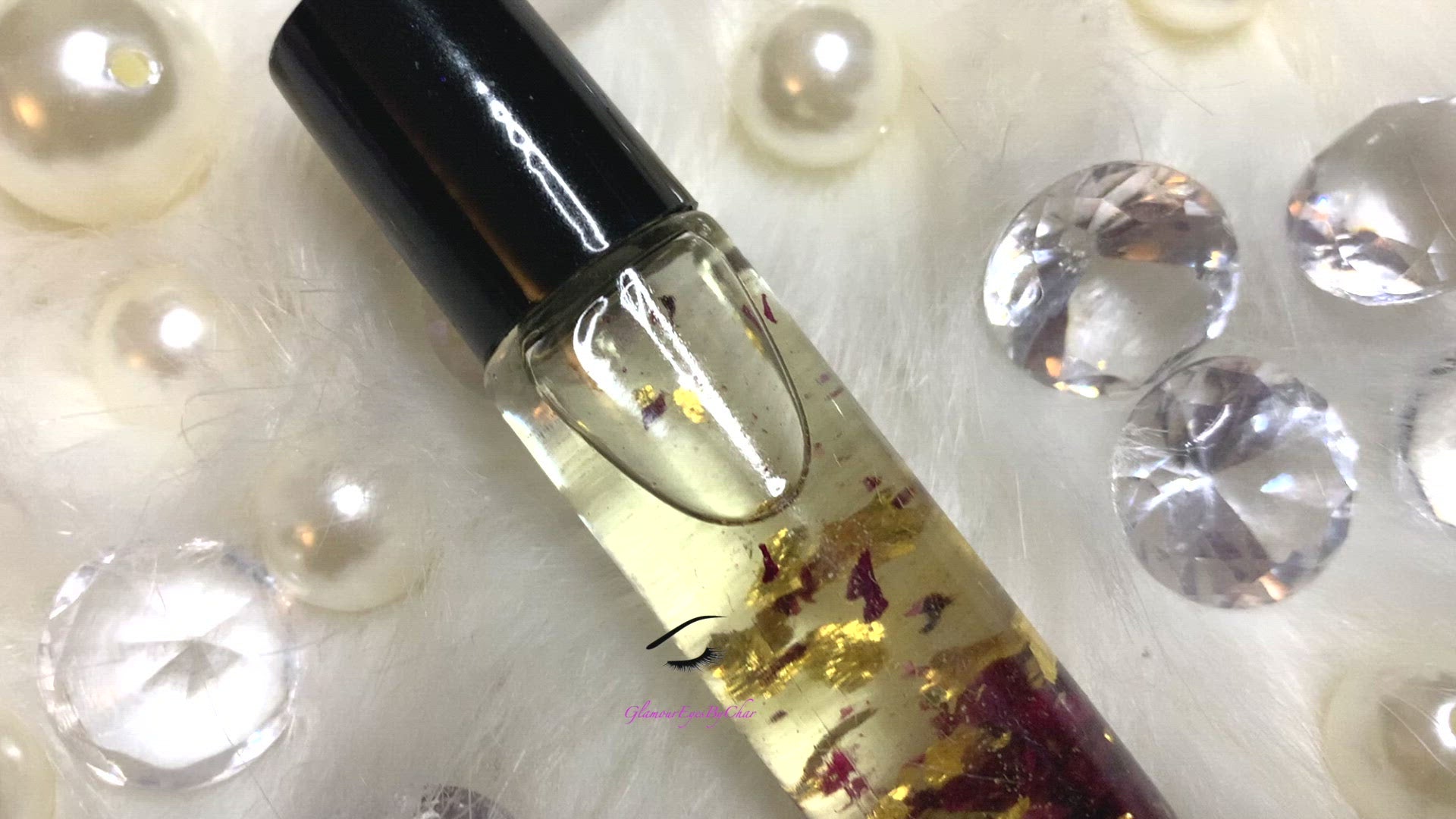 Tired of dry cracked lips? It’s time to add our hydrating lip oil to your lip care routine. Our lip oil is made with premium rich ingredients and infused with 24K gold leaf flakes and edible and organic rose petals. Only the best for our Glamstars✨ Using a lip oil will keep your lips hydrated, luscious, soft and silky smooth. Not only does this lip oil smell amazing, it’ll give your lips high-shine. You can also layer the lip oil over or under other lip products.