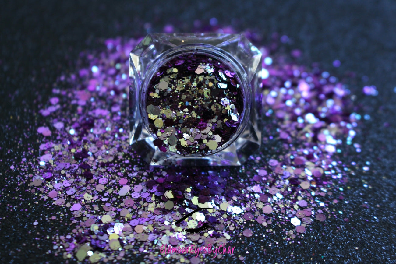 This chameleon glitter is called Daydream and is part of the super chunky glitter collection. It consists of purple glitter with a pale gold unique colour shifting sparkle. Daydream can be used for your face, body, hair and nails. Comes in 5g jars only.