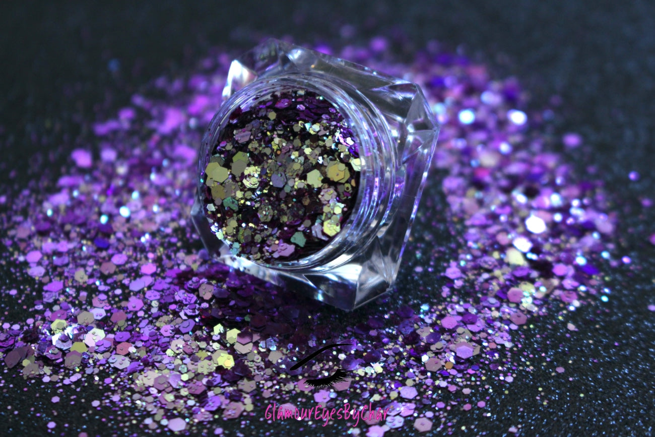 This chameleon glitter is called Daydream and is part of the super chunky glitter collection. It consists of purple glitter with a pale gold unique colour shifting sparkle. Daydream can be used for your face, body, hair and nails. Comes in 5g jars only.